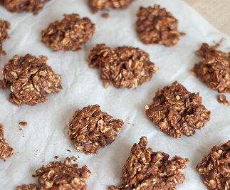 EVERYONE BAKES COOKIES